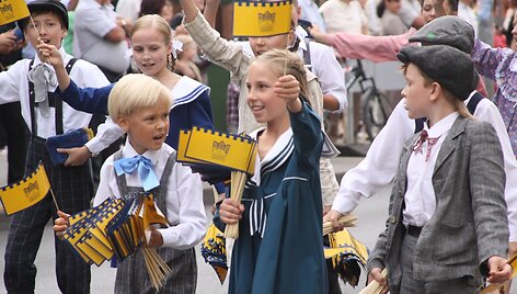 &Scaron;urmulingi ir spalvingi jūros &scaron;ventės eisenos dalyviai