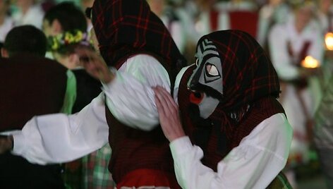 Dainas, &scaron;okius ir liaudies muzikantus apjungiantis ansamblių vakaras &scaron;iemet simboli&scaron;kai  pavadintas "Metai". &Scaron;ventėje į metų ciklą buvo pažvelgta per lietuvių liaudies kūrybą, prisimenant svarbiausius istorinius faktus.