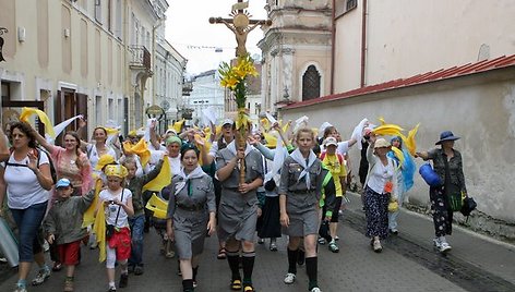 Dar sekmadienį iš Eišiškių išėję 200 piligrimų ketvirtadienį pasiekė Vilnių. Nors oras nedžiugino ir lijo lietus, išvarginti kelionės maldininkai atrodė patenkinti pasiekę savo tikslą ir su džiugesiu meldėsi prie Aušros Vartų.