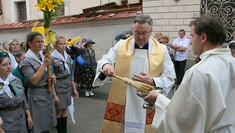 Dar sekmadienį iš Eišiškių išėję 200 piligrimų ketvirtadienį pasiekė Vilnių. Nors oras nedžiugino ir lijo lietus, išvarginti kelionės maldininkai atrodė patenkinti pasiekę savo tikslą ir su džiugesiu meldėsi prie Aušros Vartų