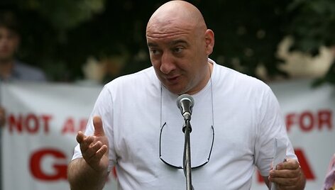 &Scaron;e&scaron;tadienio popietę prie&scaron;ais Rusijos ambasadą skambėjo gruzini&scaron;kos dainos, į dangų kilo taiką ne&scaron;antys balti balandžiai, Lietuvos bei Gruzijos vėliavos &ndash; organizacija &bdquo;Jaunimas už Gruziją&rdquo; minėjo karo tarp &scaron;ių &scaron;alių metines.