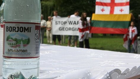 &Scaron;e&scaron;tadienio popietę prie&scaron;ais Rusijos ambasadą skambėjo gruzini&scaron;kos dainos, į dangų kilo taiką ne&scaron;antys balti balandžiai, Lietuvos bei Gruzijos vėliavos &ndash; organizacija &bdquo;Jaunimas už Gruziją&rdquo; minėjo karo tarp &scaron;ių &scaron;alių metines.