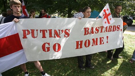 &Scaron;e&scaron;tadienio popietę prie&scaron;ais Rusijos ambasadą skambėjo gruzini&scaron;kos dainos, į dangų kilo taiką ne&scaron;antys balti balandžiai, Lietuvos bei Gruzijos vėliavos &ndash; organizacija &bdquo;Jaunimas už Gruziją&rdquo; minėjo karo tarp &scaron;ių &scaron;alių metines.