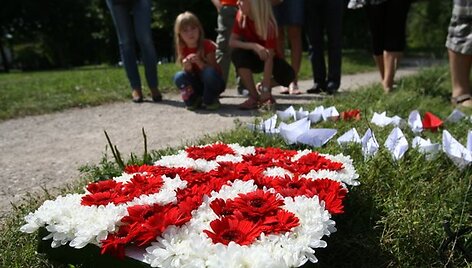 &Scaron;e&scaron;tadienio popietę prie&scaron;ais Rusijos ambasadą skambėjo gruzini&scaron;kos dainos, į dangų kilo taiką ne&scaron;antys balti balandžiai, Lietuvos bei Gruzijos vėliavos &ndash; organizacija &bdquo;Jaunimas už Gruziją&rdquo; minėjo karo tarp &scaron;ių &scaron;alių metines.