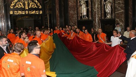 Vilniaus arkikatedroje pa&scaron;ventinta jachtos "Gold of Lithuania" vėliava.