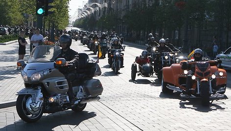 Šeštadienio rytą prie Seimo gaudė motociklų motorai – link Estijos sostinės Talino„Baltijos keliu“ pajudėjo minia ratuotų raitelių.