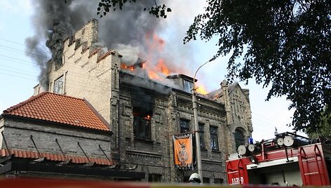 Vilniaus ugniagesiai gavo prane&scaron;imą apie gaisrą Užupyje, to paties pavadinimo gatvėje. Gaisras įsiplieskė pastate, kuriame įsikūręs vilniečiams gerai žinomas restoranas &bdquo;Tores&ldquo;.