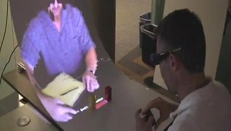 &bdquo;Mirage Table&ldquo; leidžia skirtingose vietose esantiems žmonėms bendrauti ir dirbti taip, lyg jie būtų &scaron;alia. 