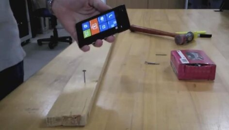 &bdquo;Tech Craver&ldquo; žurnalistai telefonu &bdquo;Nokia Lumia 900&ldquo; įkalė vinį. 
