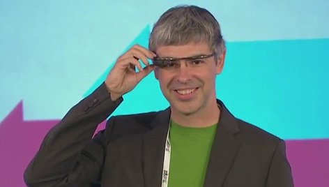 „Google“ generalinis direktorius Larry Page‘as fotografuoja konferencijos auditoriją naudodamas „Google Glass“ akinius. 