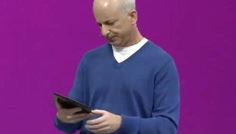 &bdquo;Windows&ldquo; padalinio prezidentui Stevenui Sinofsky&lsquo;ui pradėjus pasakoti apie naująjį &bdquo;Surface&ldquo; plan&scaron;etinį kompiuterį ir demonstruoti jo galimybes, &scaron;is užstrigo vos įjungus interneto nar&scaron;yklę. 