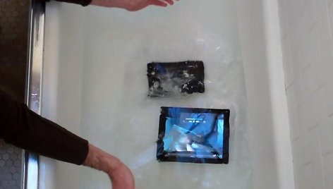 Po maudynių vandenyje prapuolė naujojo „iPad“ (apačioje) garsas, o „Google Nexus 7“ veikė kaip įprasta. 