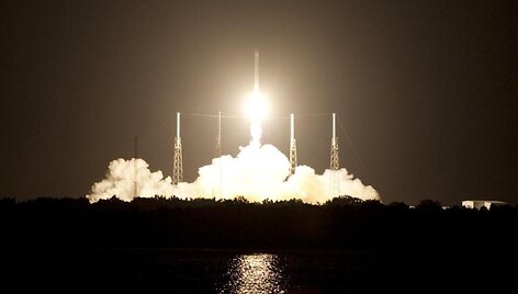 JAV bendrovės &bdquo;SpaceX&ldquo; raketa ne&scaron;ėja &bdquo;Falcon 9&ldquo; i&scaron;kėlė į orbitą krovininę kapsulę &bdquo;Dragon&ldquo;