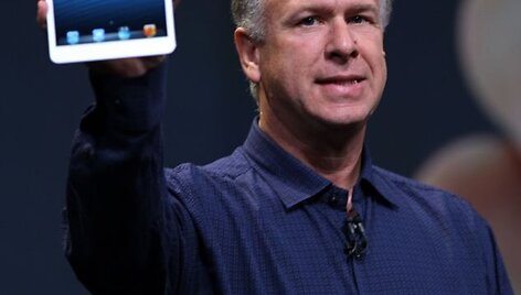 &bdquo;Apple&ldquo; viceprezidentas rinkodarai Philas Schilleris demonstruoja &bdquo;iPad mini&ldquo;.