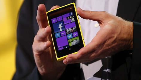 „Microsoft“ generalinis direktorius Steve‘as Ballmeris demonstruoja „Nokia Lumia 920“ telefoną, kuriame įdiegta „Windows Phone 8“ operacinė sistema. 