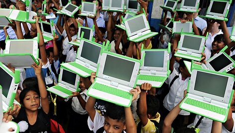 Nikaragvos vaikai su OLPC i&scaron;dalintais kompiuteriais. 