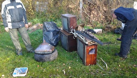 Šiukšlių rinkimo akcijoje dalyvavę baidarininkai rado nemažai išmestų televizorių. 