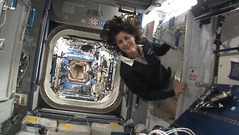 Astronautė Sunita Williams rodo Tarptautinės kosminės stoties miegamuosius. 