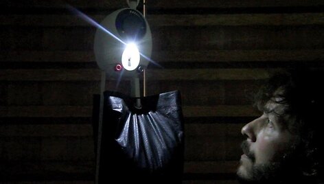 &bdquo;GravityLight&ldquo; &scaron;viesą i&scaron;gauna naudodamas gravitaciją