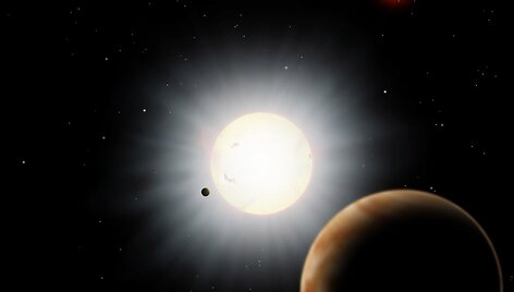 Neįprastą planetos &bdquo;HAT-P-7b&ldquo; elgesį padėjo paai&scaron;kinti greta jos esanti Jupiterio dydžio planeta ir kita žvaigždė.