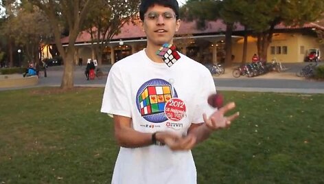 Stanfordo universiteto studentas Ravis Fernando sprendžia Rubiko kubą juo žongliruodamas