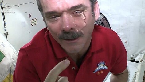 Kanadietis astronautas Chrisas Hadfieldas pademonstravo kas nutinka apsiverkus kosmose