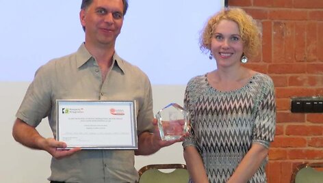 IVPK direktoriaus pavaduotoja Ieva Žilionienė įteikia apdovanojimą projekto &bdquo;Orbis Lithuaniae&ldquo; vadovui Žilvinui Jančorui