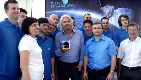 Milijardierius Richardas Bransonas su palydovo „LitSat-1“ komanda