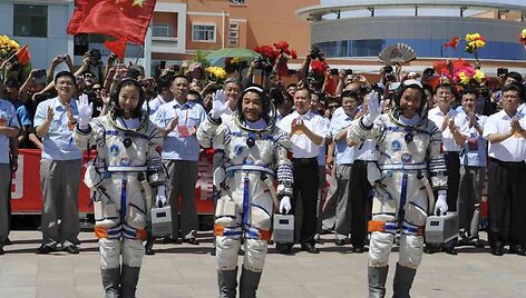 Kinijos astronautai (i&scaron; kairės) Wang Yaping, Zhang Xiaoguangas ir Nie Haishengas.