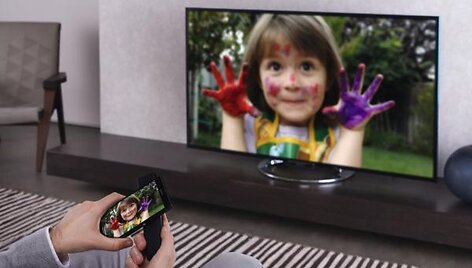 Kartu su &bdquo;Bravia W&ldquo; televizoriais pateikiamas nuotolinio valdymo pultelis &bdquo;One-touch Remote&ldquo; padeda akimirksniu sujungti televizorių su telefonu