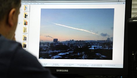 Žmogus peržiūri filmuotą medžiagą iš Čeliabinsko