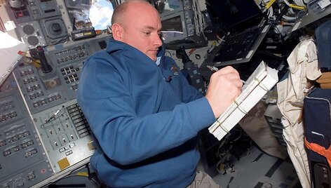 &bdquo;STS-118&ldquo; misijos vadovas Scottas Kelly atlieka įrangos patikrinimo procedūrą