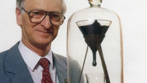 Smalos la&scaron;as Kvinslendo laboratorijoje pagaliau kaptelėti turėtų &scaron;iemet, tačiau nuo 1961 m. eksperimento kulminaciją pamatyti ar užfiksuoti bandęs fizikos profesorius Johnas Mainstone'as jo, deja, taip ir nei&scaron;vydo.