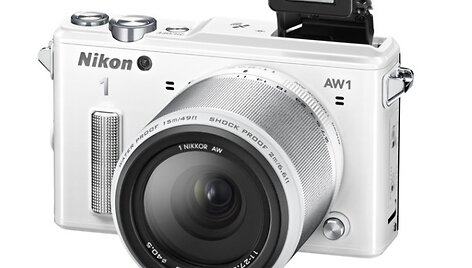 Vandeniui ir smūgiams atsparus fotoaparatas su keičiamaisiais objektyvais &bdquo;Nikon 1 AW1&ldquo;. 