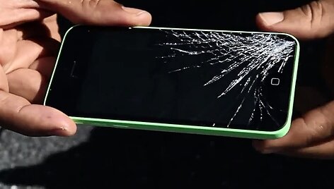 &bdquo;iPhone 5C&ldquo; po kritimo ant betono i&scaron; 1,5 metro auk&scaron;čio