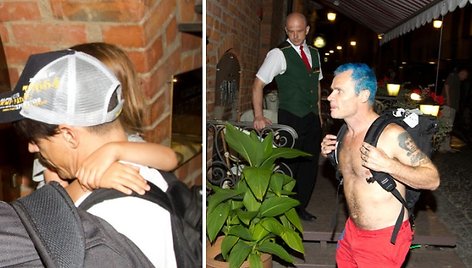 Anthony Kiedis su sūnumi Everly Bear ir RHCP bosininkas Flea Vilniuje prie viešbučio