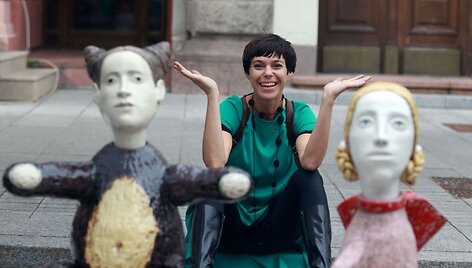 Nomeda Marčėnaitė su keramikinėmis lėlėmis