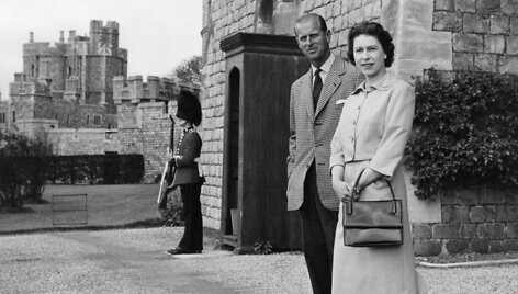 Elizabeth II, princas Philipas ir korgis