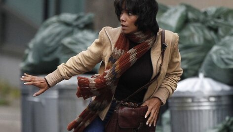 Aktorės Halle Berry darbą, kuriant filmą &bdquo;Debesų atlasas&ldquo;, sutrikdė kojos lūžis.