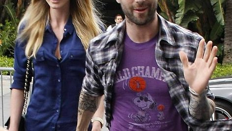 „Maroon 5“ lyderis Adamas Levine'as su Anne Vyalitsyna