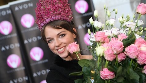 I&scaron; Niujorko grįžusi Evelina Anusauskaitė Vilniuje skendo gėlėse.