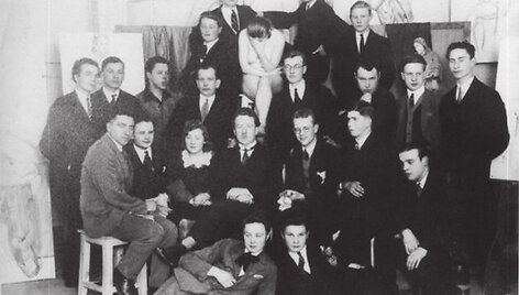 Justinas Vienožinskis su mokiniais privačioje studijoje (apie 1930-1932 m.)