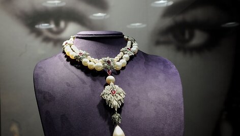 Garsusis Elizabeth Taylor vėrinys su perlu &bdquo;La Peregrina&ldquo;