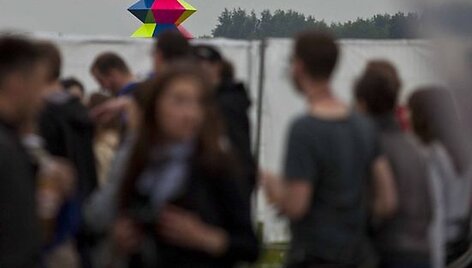 Festivalio aplinką papuo&scaron;ė spalvinga piramidė