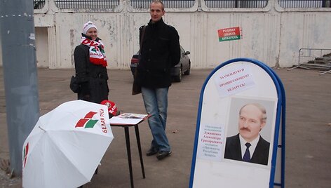 A.Luka&scaron;enkos  kandidatūrą palaikančiųjų para&scaron;ų rinkėjai stovi atokiau nuo miesto centro.