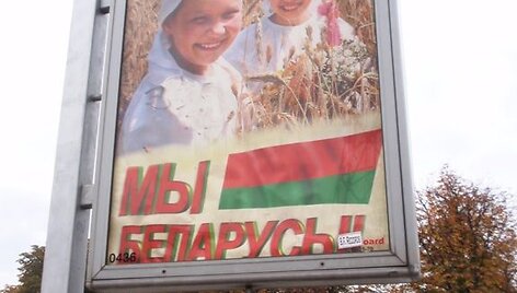 Nors ir retai, bet gatvėje galima i&scaron;vysti Baltarusijos vėliavą.