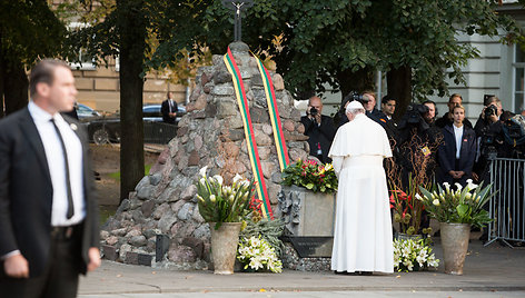 Popiežius laukiamas prie Okupacijų ir laisvės kovų muziejuje