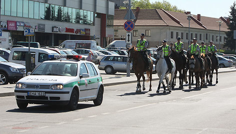 Sostinėje po žiemos pertraukos vėl pradeda patruliuoti policijos Raitasis būrys.