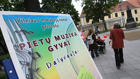 Projektas &bdquo;Pietų muzika gyvai&ldquo; per pietus vilioja į Vilniaus S.Moniu&scaron;kos skverelį