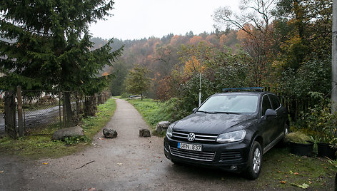 Vadovybės apsaugos automobilis prie Gitano nausėdos namų